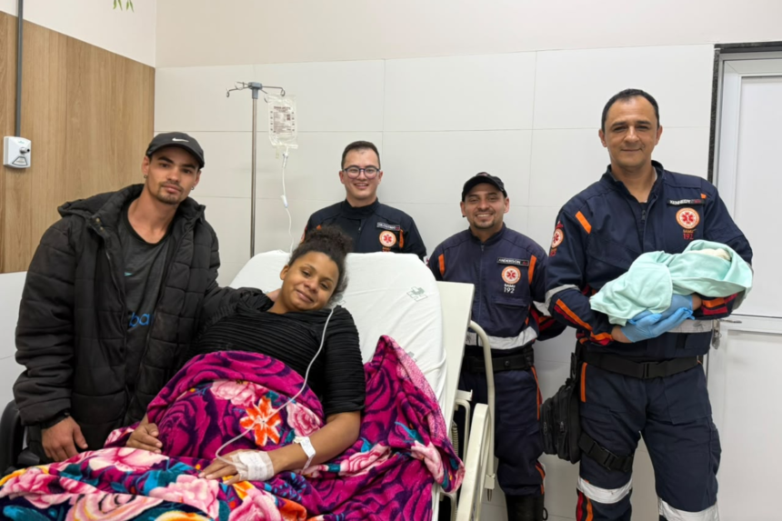 bebe-nasce-dentro-de-ambulancia-em-acostamento-de-estrada