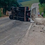 caminhao-carregado-com-pedras-tomba-na-mgc-393