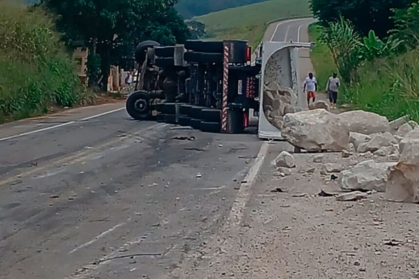 caminhao-carregado-com-pedras-tomba-na-mgc-393